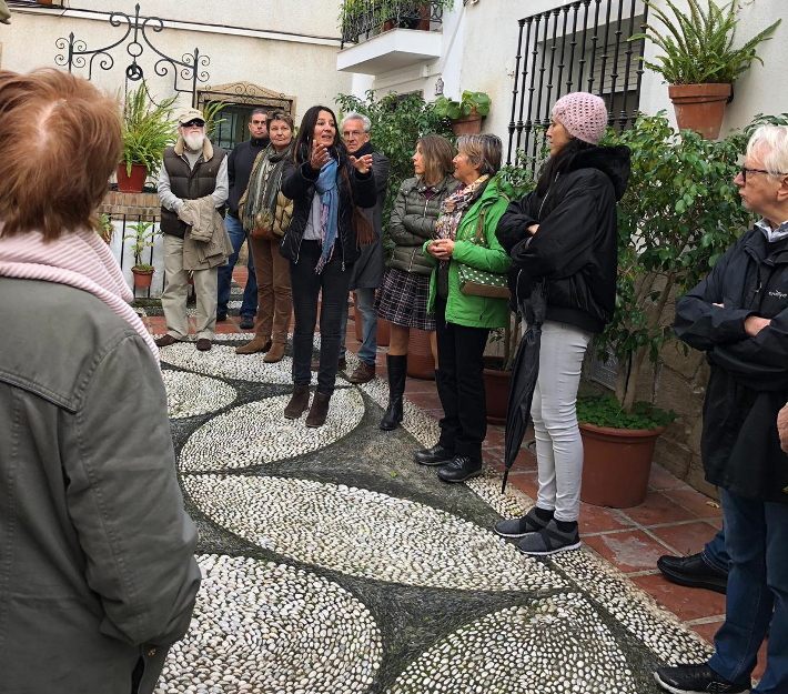 Más de medio centenar de personas participaron en la visita al Patrimonio Arqueológico y Cultural de Almuñécar 